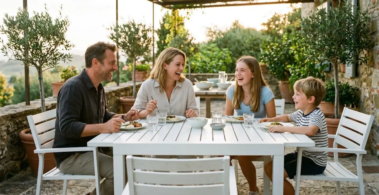 Famille déjeunant autour d'une table de jardin extensible en aluminium sur une terrasse ensoleillée.